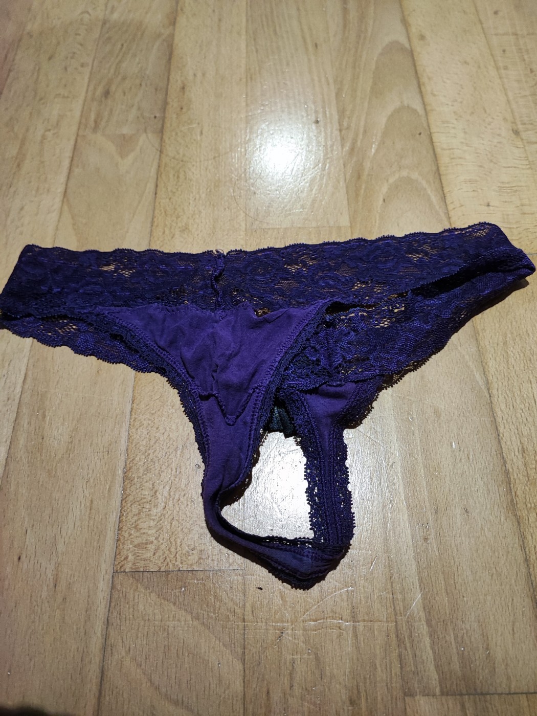 Tanga de encaje lila – foto 2 de 2