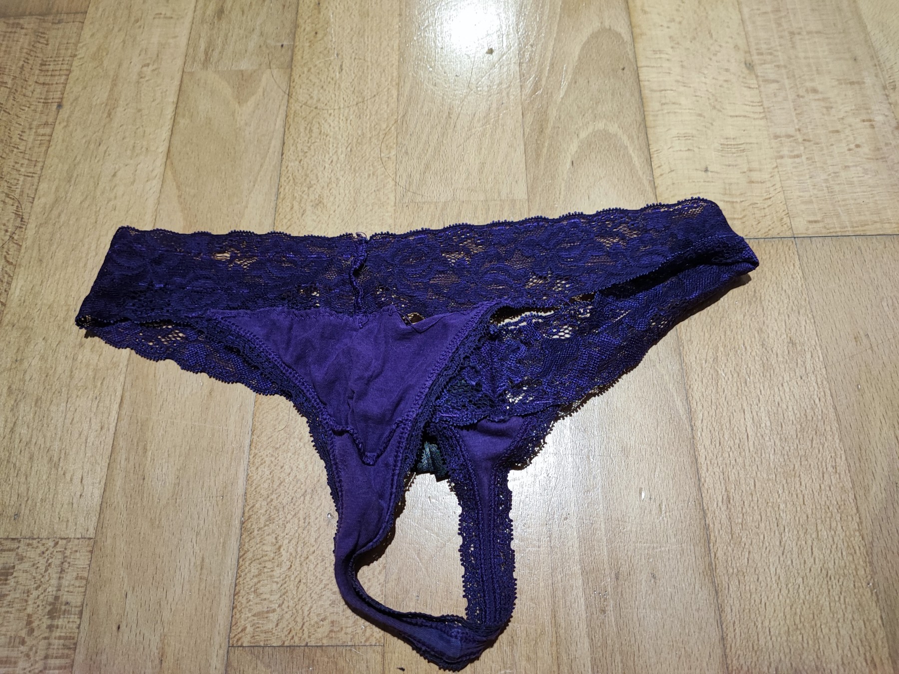 Tanga de encaje lila