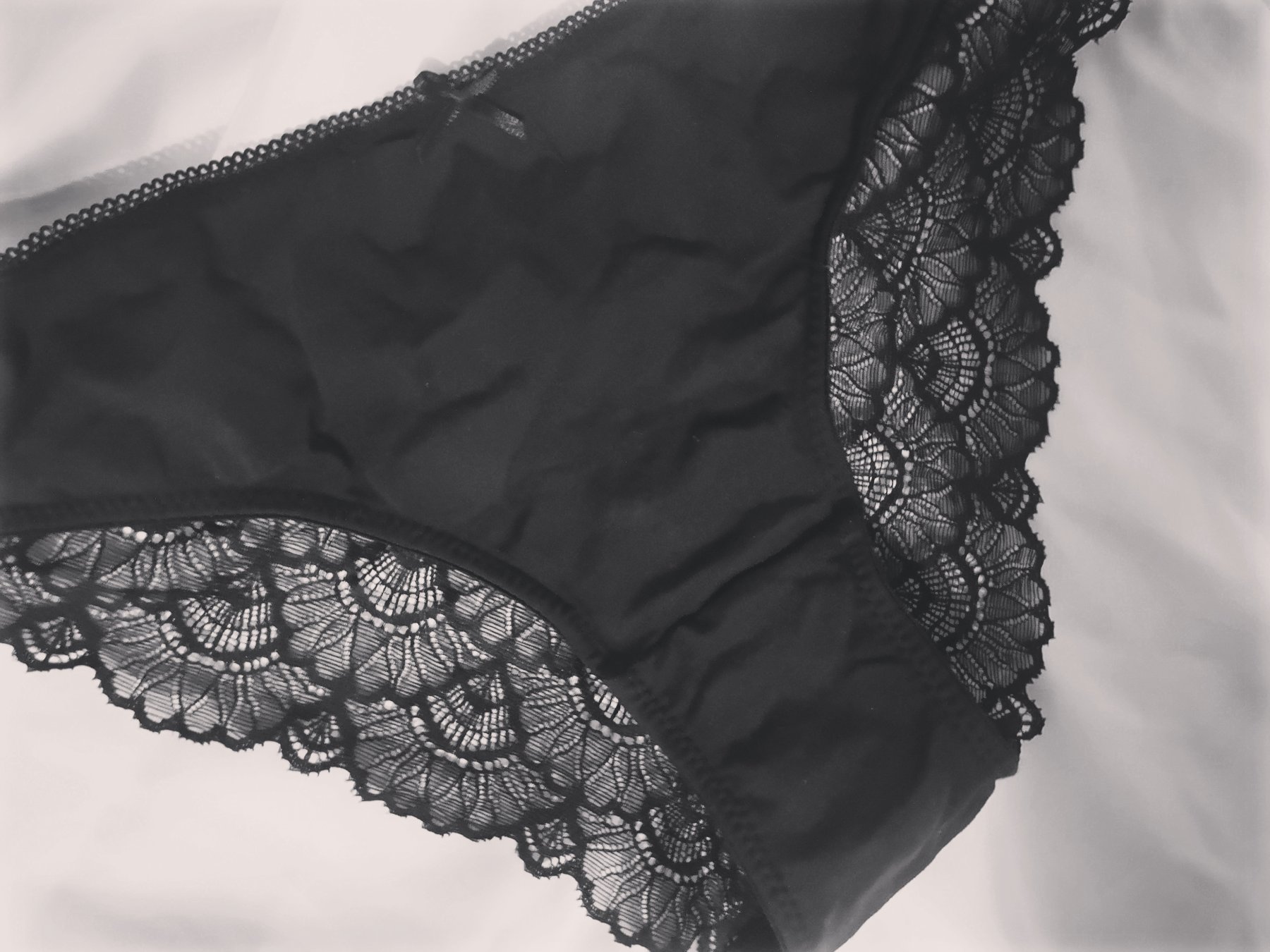 Slip nero in pizzo sexy ed elegante