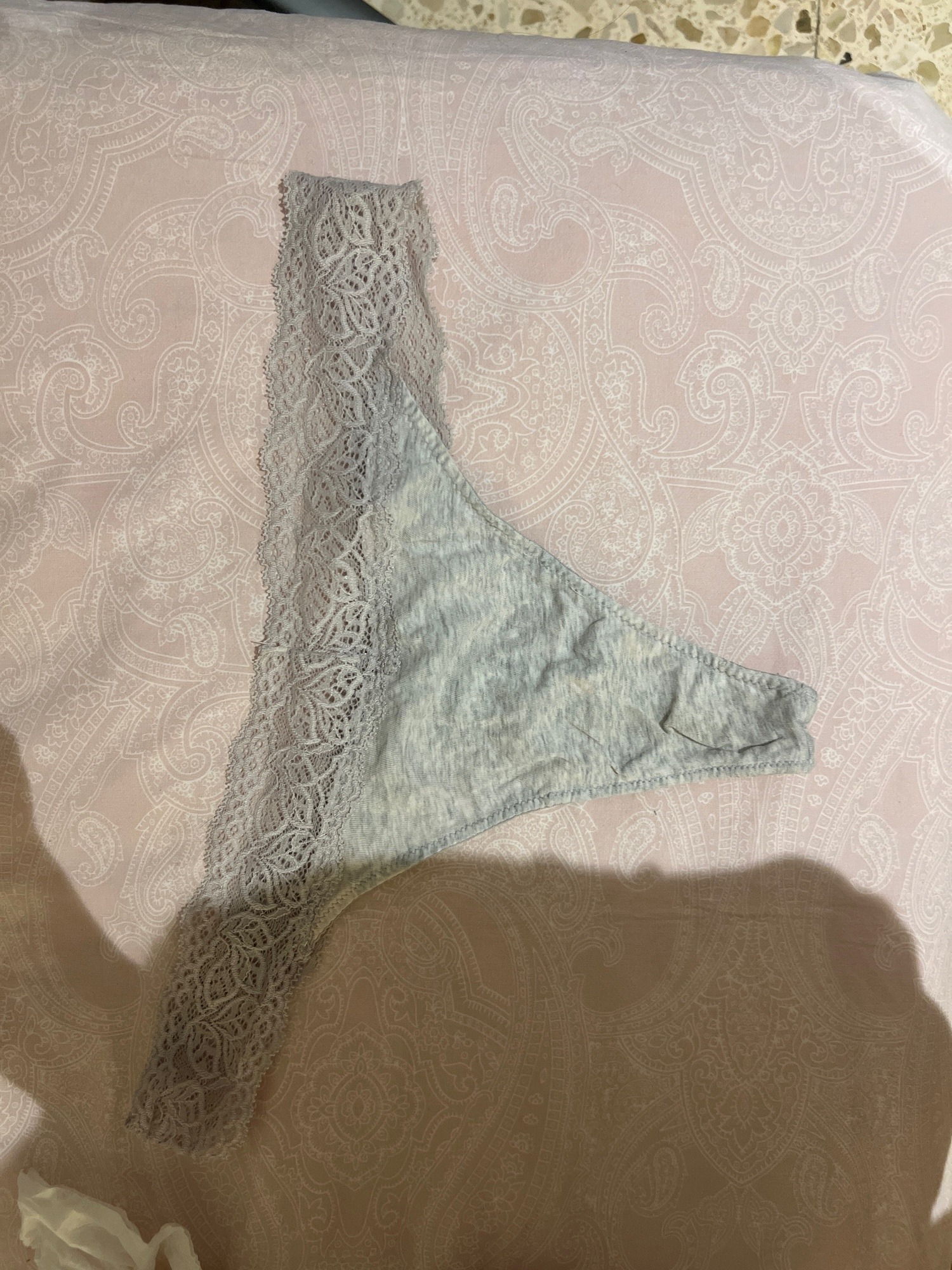 Tanga de encaje gris – foto 2 de 3