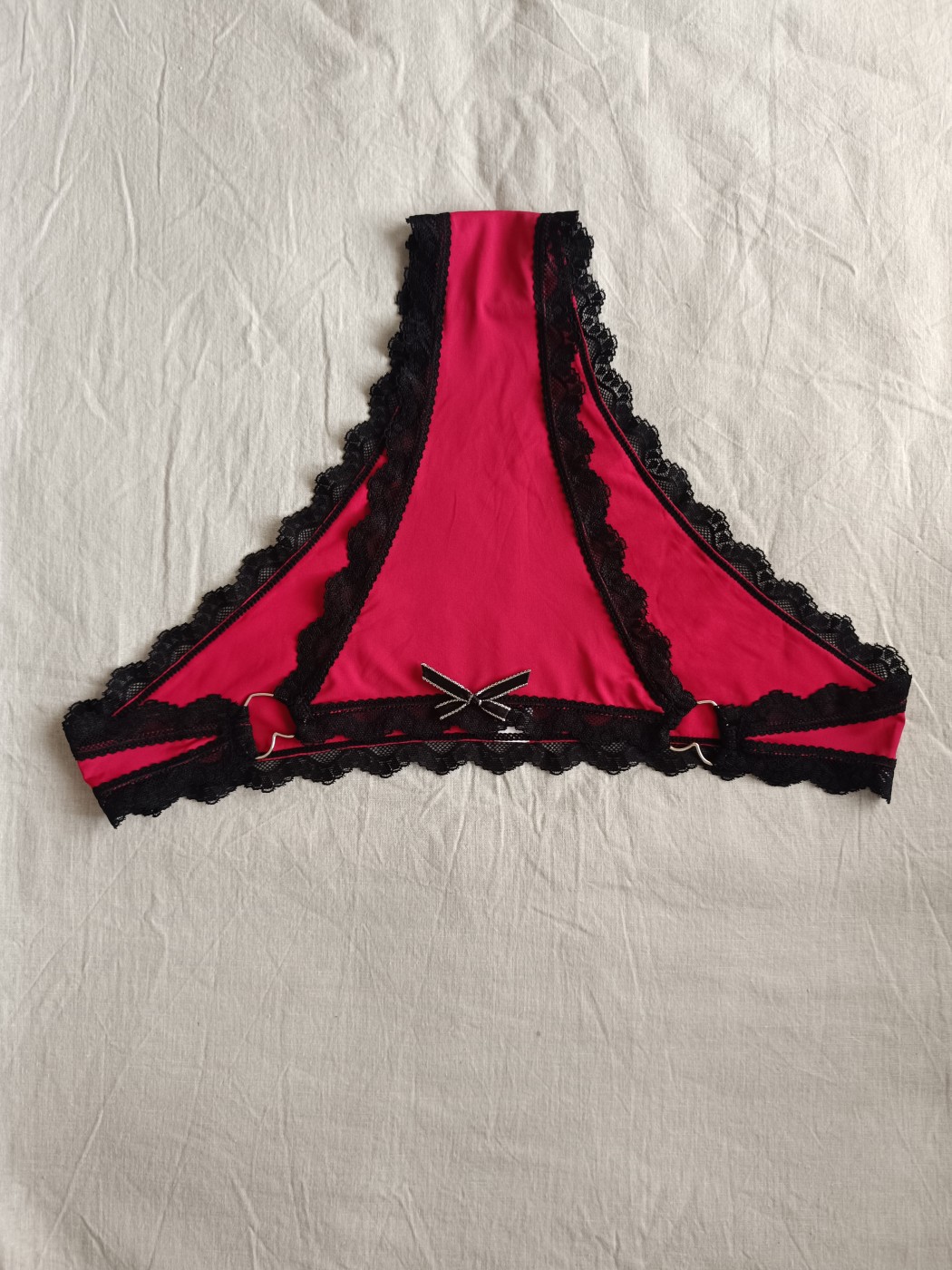 Tanga bordeaux con decorazioni in pizzo