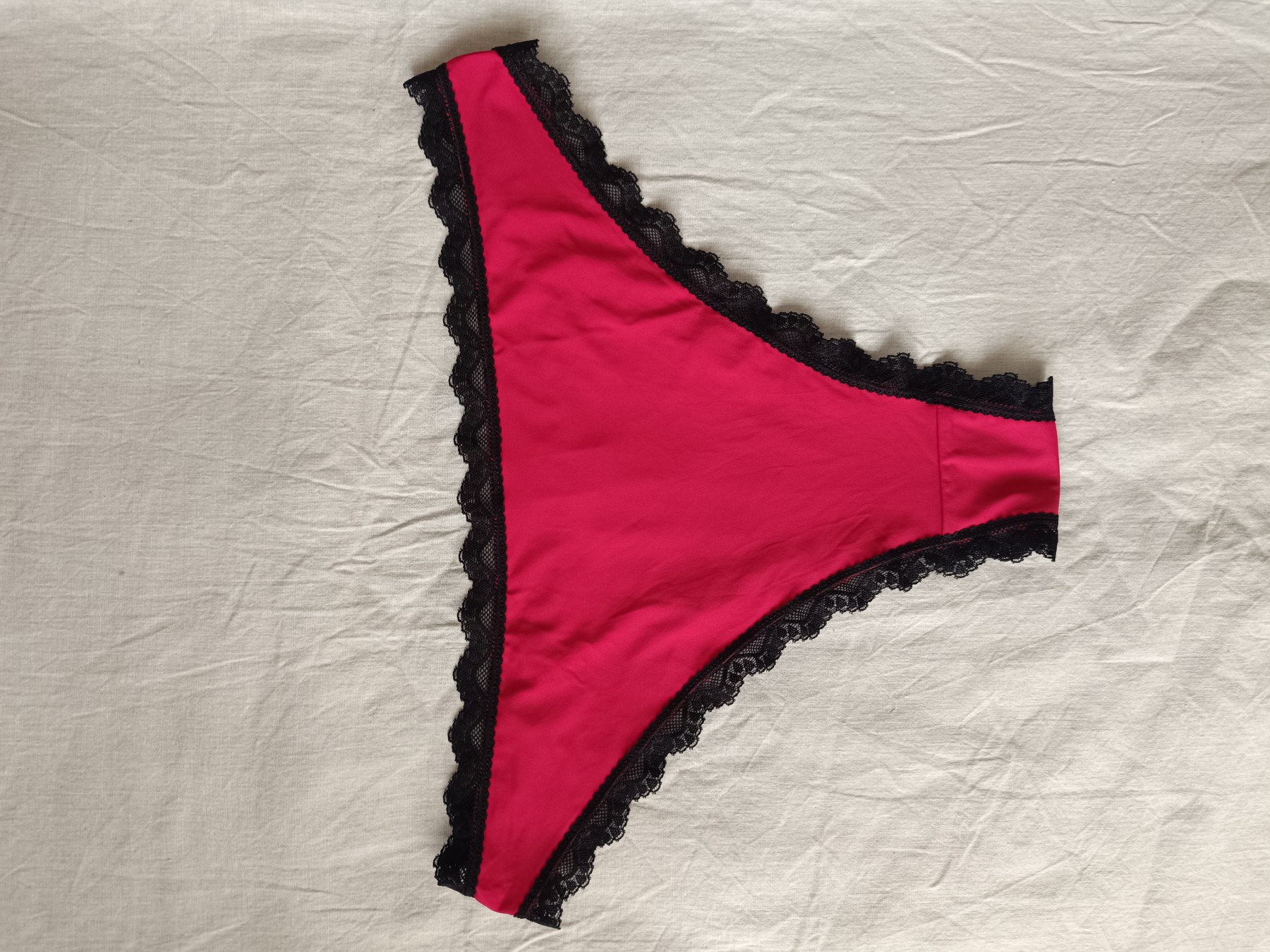 Tanga bordeaux con decorazioni in pizzo – foto 2 di 2
