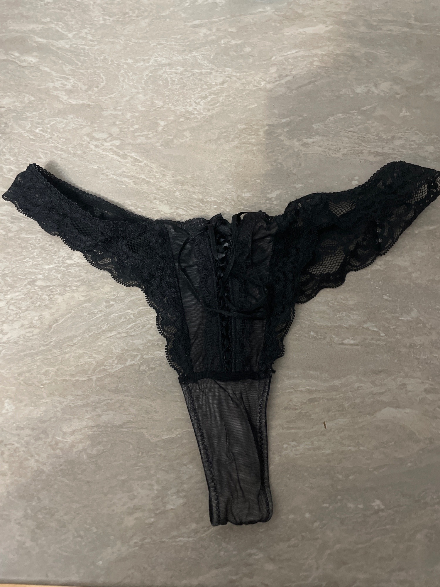 "Perizoma nero super sensuale in pizzo e tulle trasparente, arricchito da dettagli