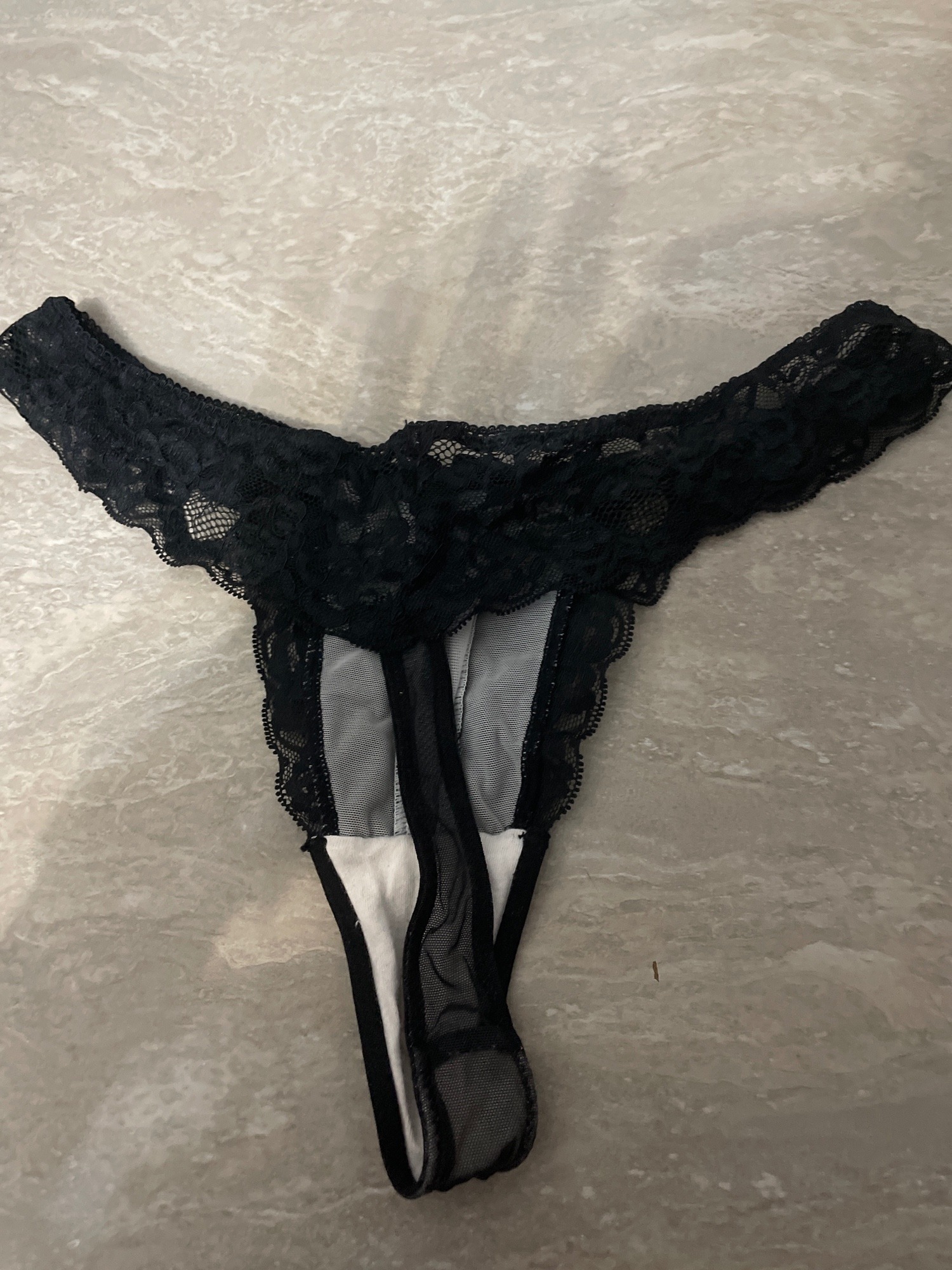 "Perizoma nero super sensuale in pizzo e tulle trasparente, arricchito da dettagli – foto 2 di 2