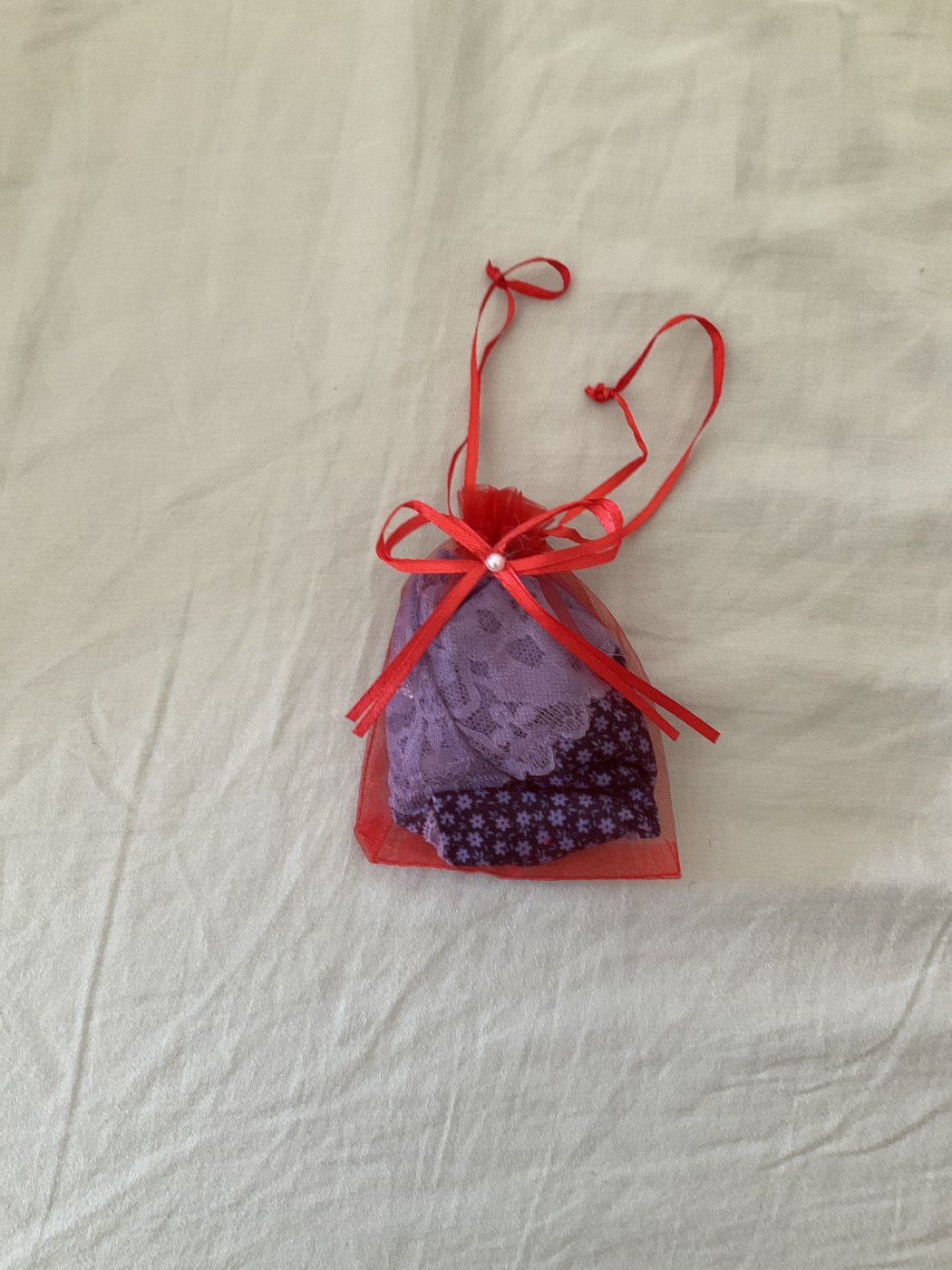 Vend string pochon rouge souillé de mouille et de sperm de mes amants