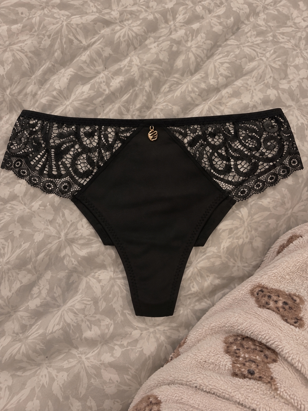 Culotte string dentelle porté