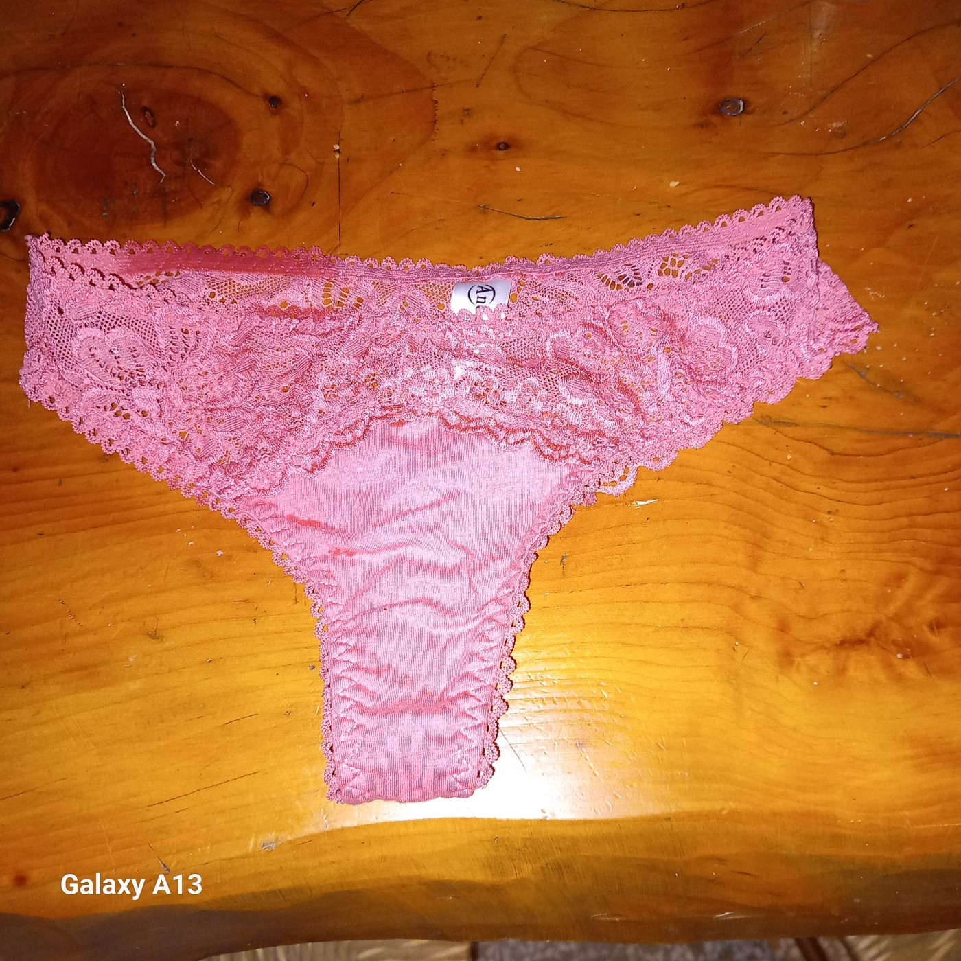Perizoma pizzo fuxia impregnato del mio succo – foto 2 di 2