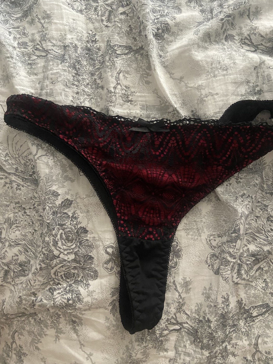 Perizomino rosso e nero profumato
