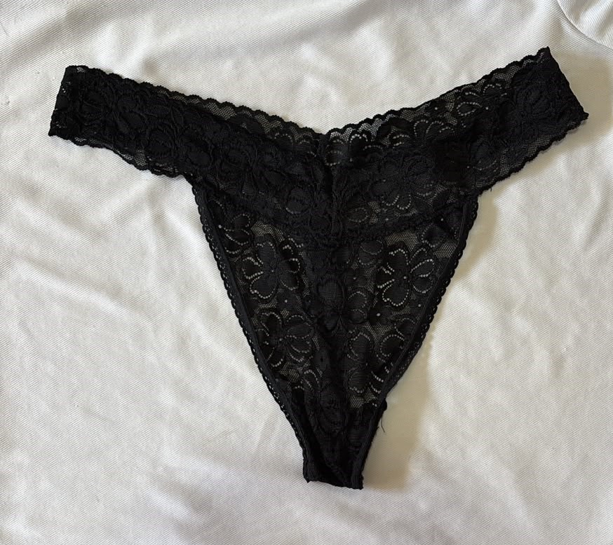 Tanga de encaje negro