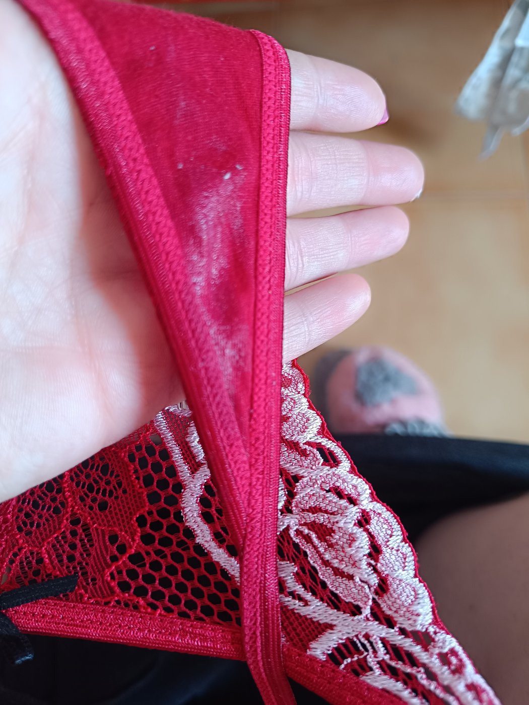 Tanguita de hilo y encaje rojo