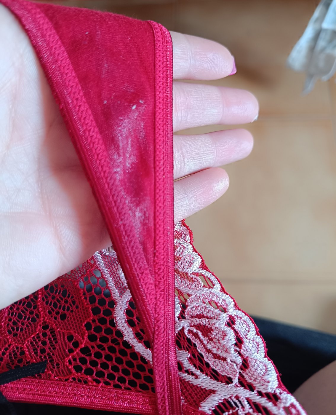 Tanguita de hilo y encaje rojo – foto 2 de 3