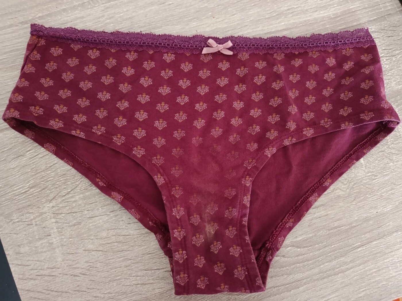Tanga violet porté – photo 2 sur 2