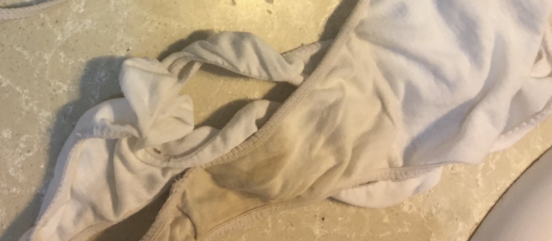 Tanga blanco con mucho flujo – foto 3 de 3
