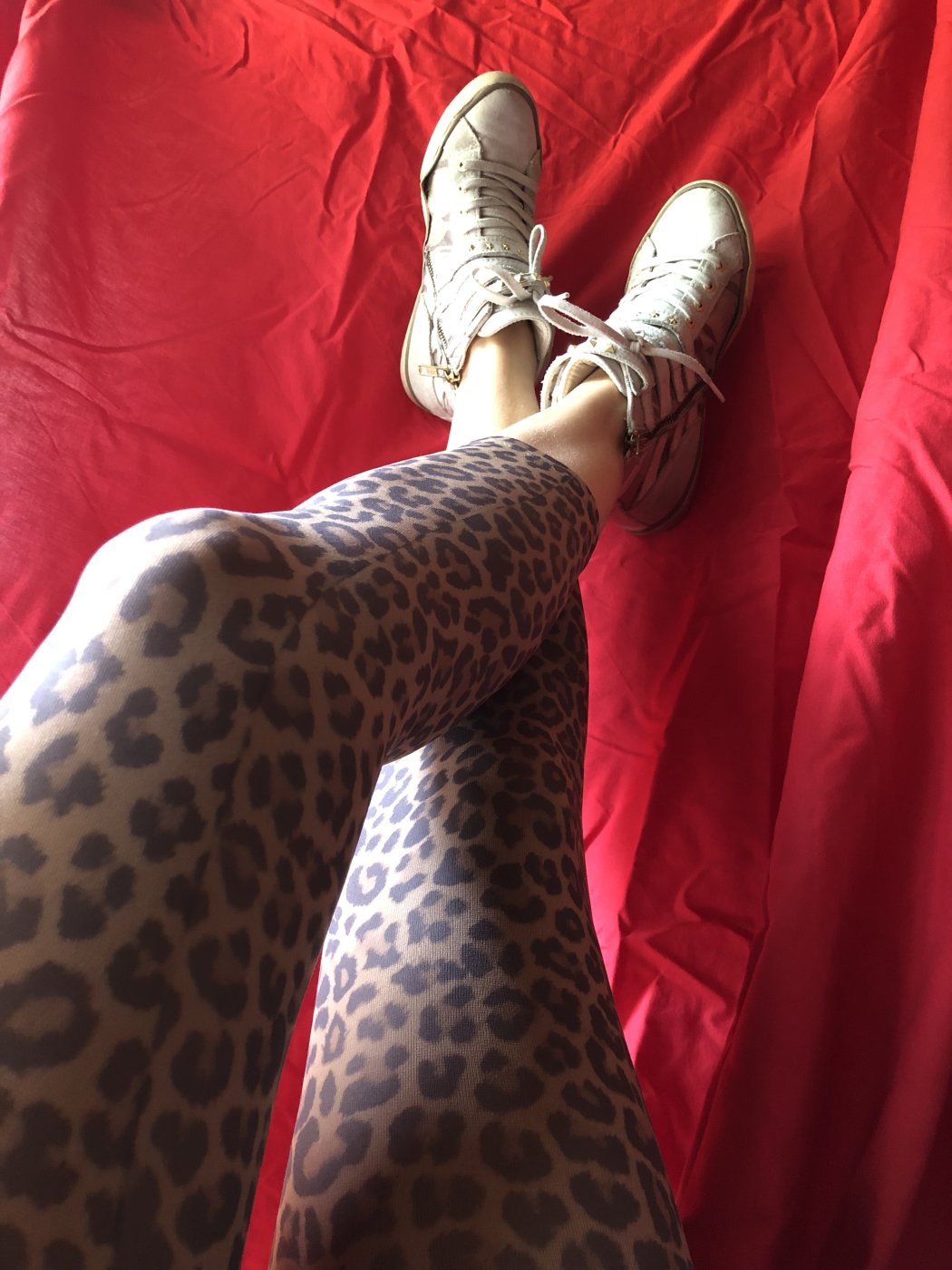 Sneakers super usate con leggins…