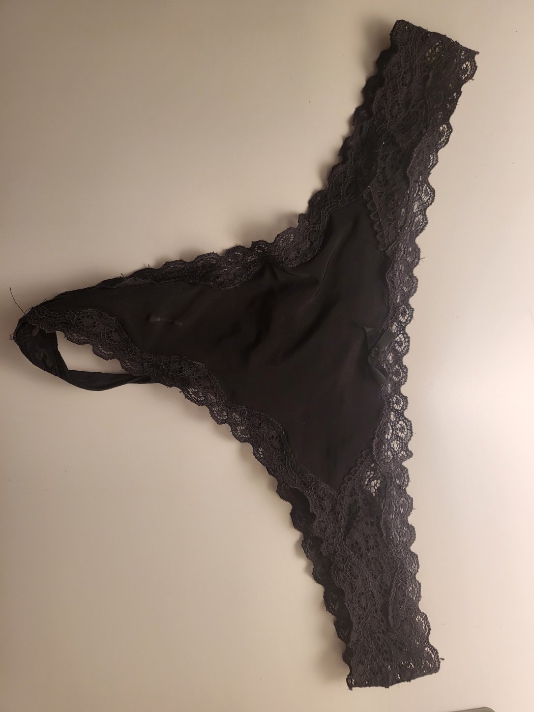 Tanga negro con mucho flujo