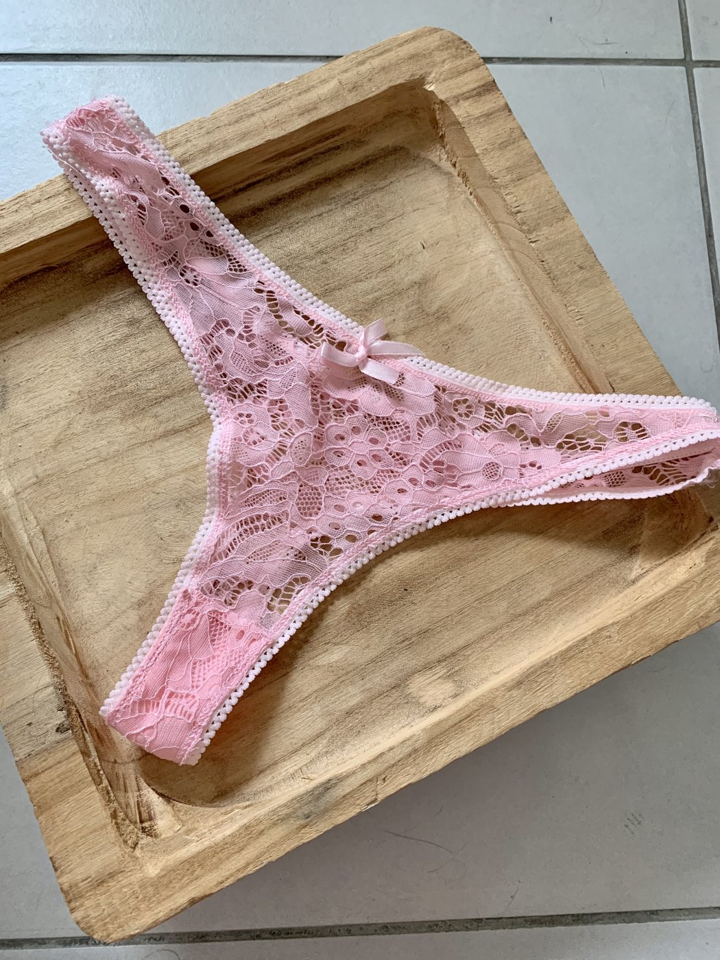 String dentelle rose pâle