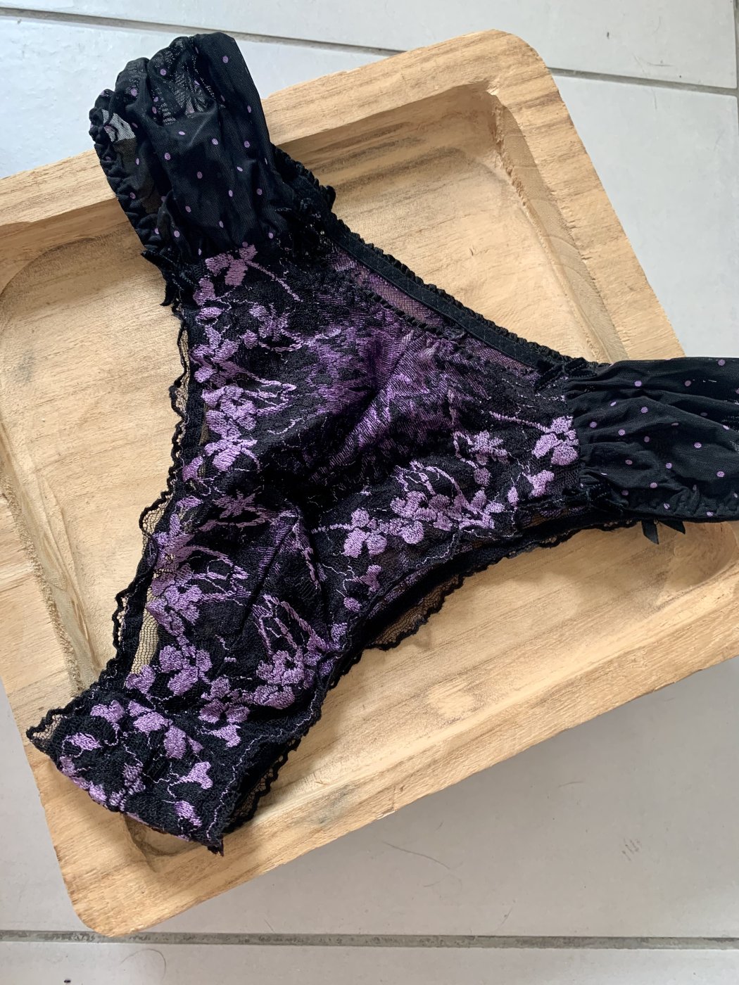 Tanga dentelle violet et noir