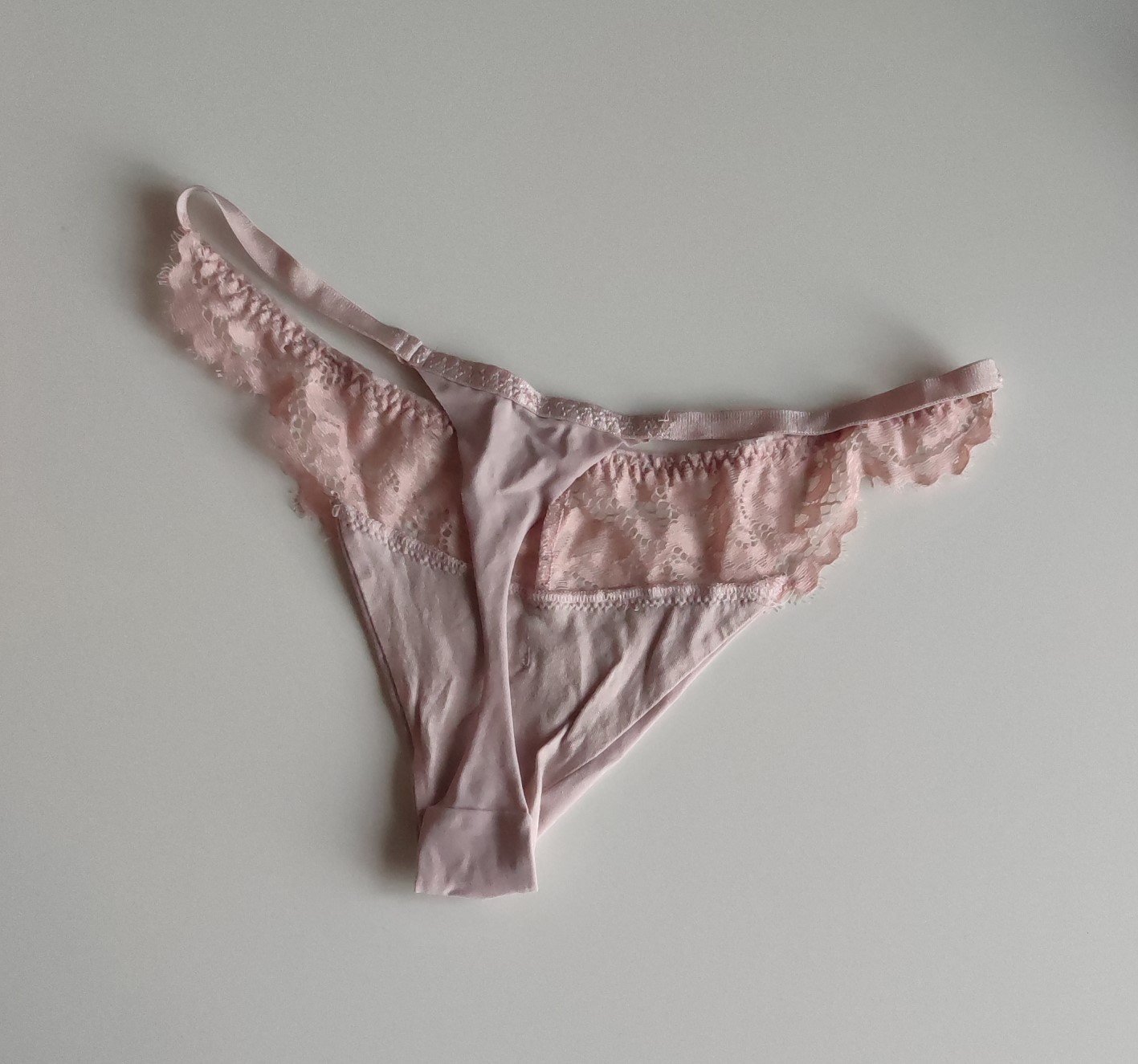 Tanguita satinada rosa con detalle de encaje + 2 fotos – foto 2 de 2