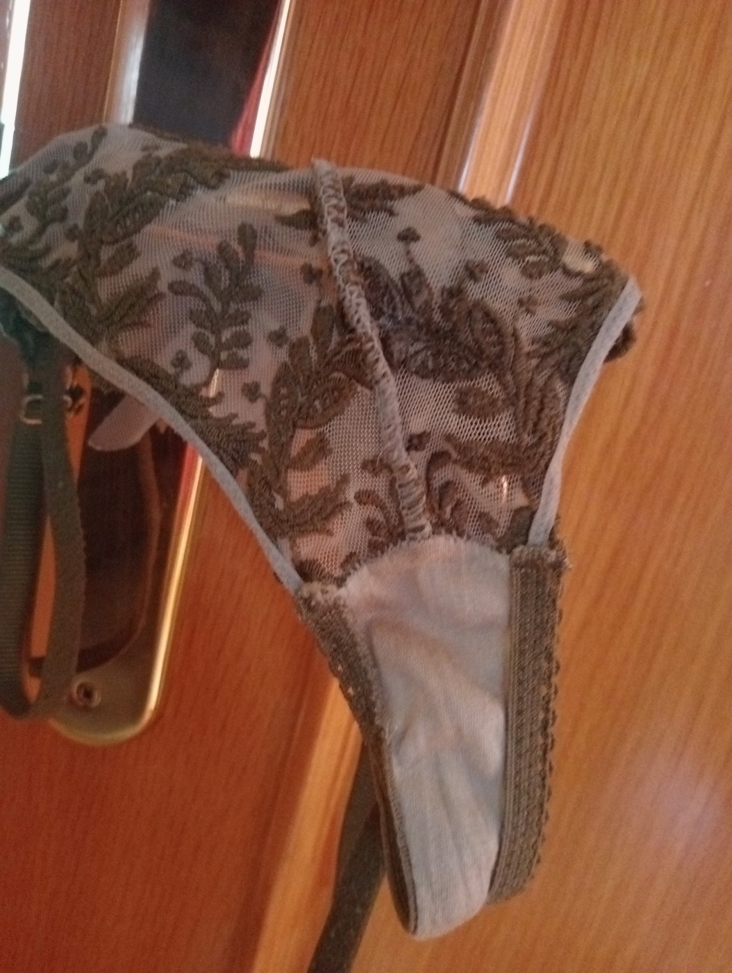 Tanga verde de encaje con bien de esencia – foto 2 de 2