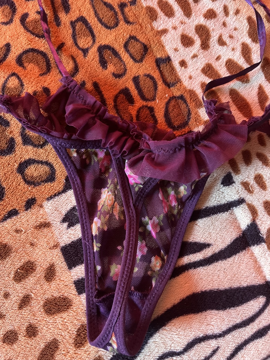 Tanga de hielo y nuditos a los lados
