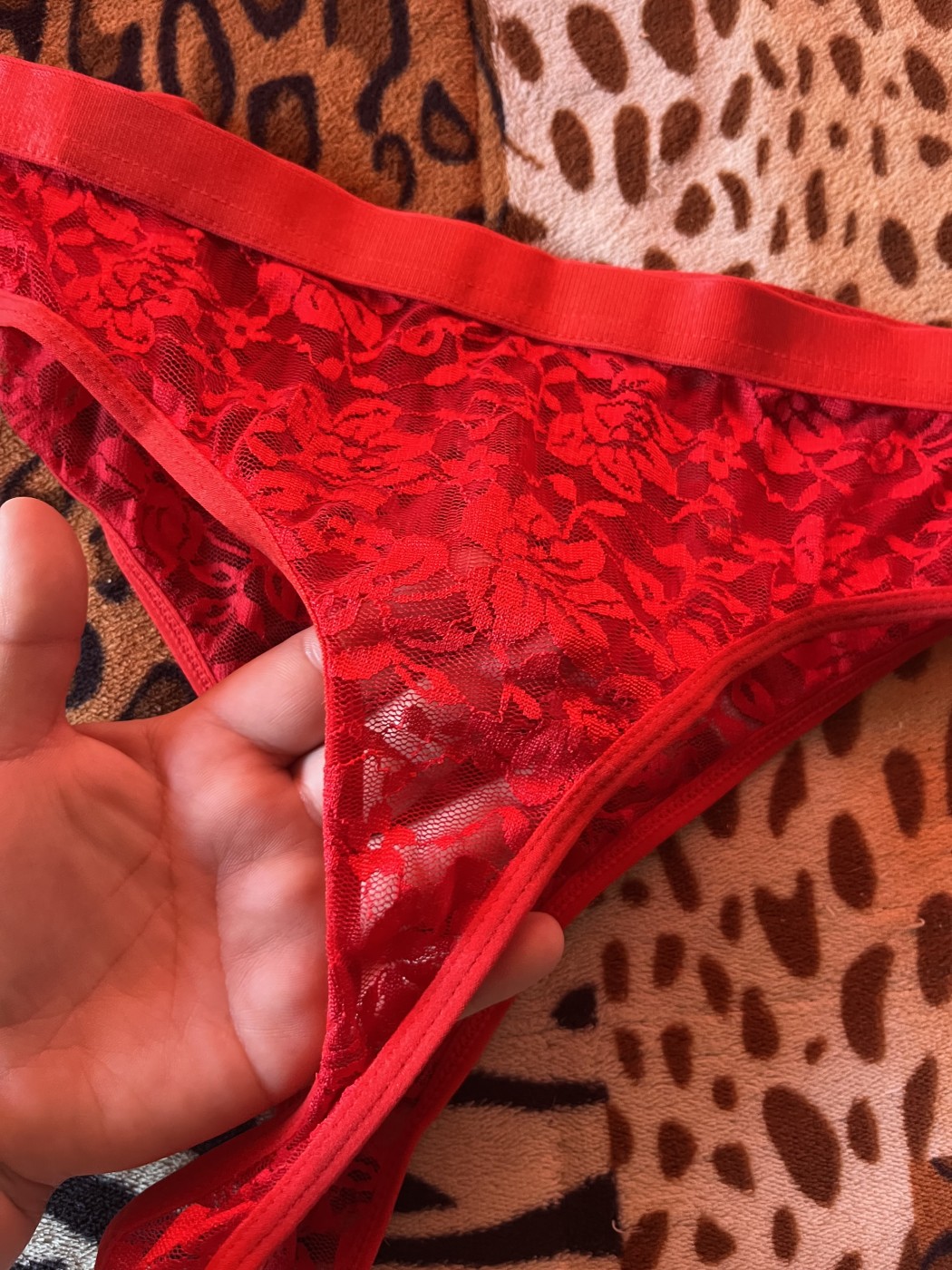 Tanga roja de encaje