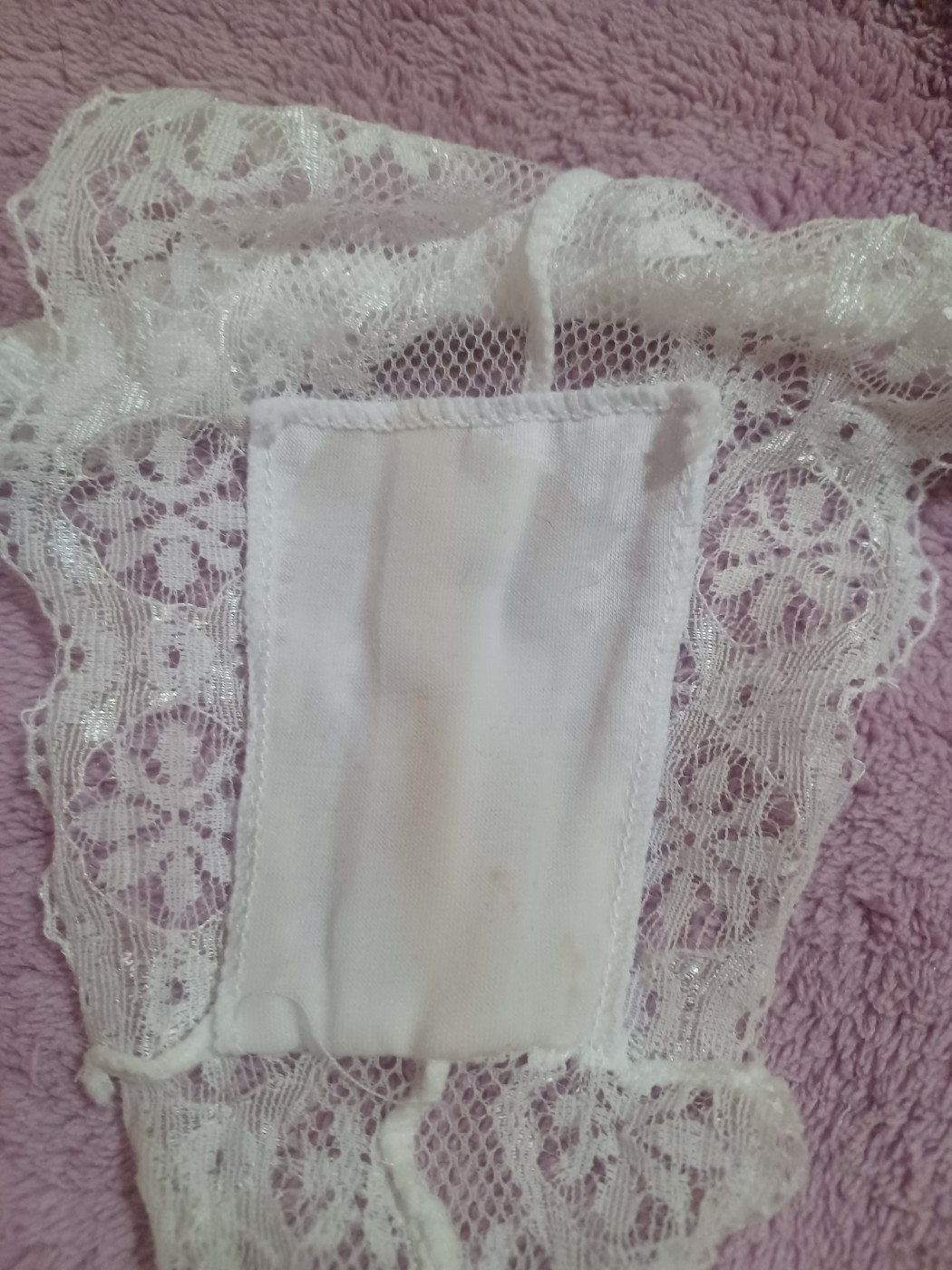 Braga blanca de encaje usada. (video manchándolas con mis dedos aparte)