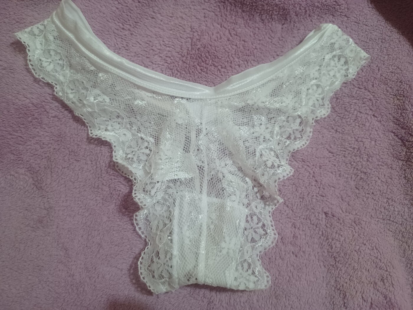 Braga blanca de encaje usada. (video manchándolas con mis dedos aparte) – foto 3 de 3