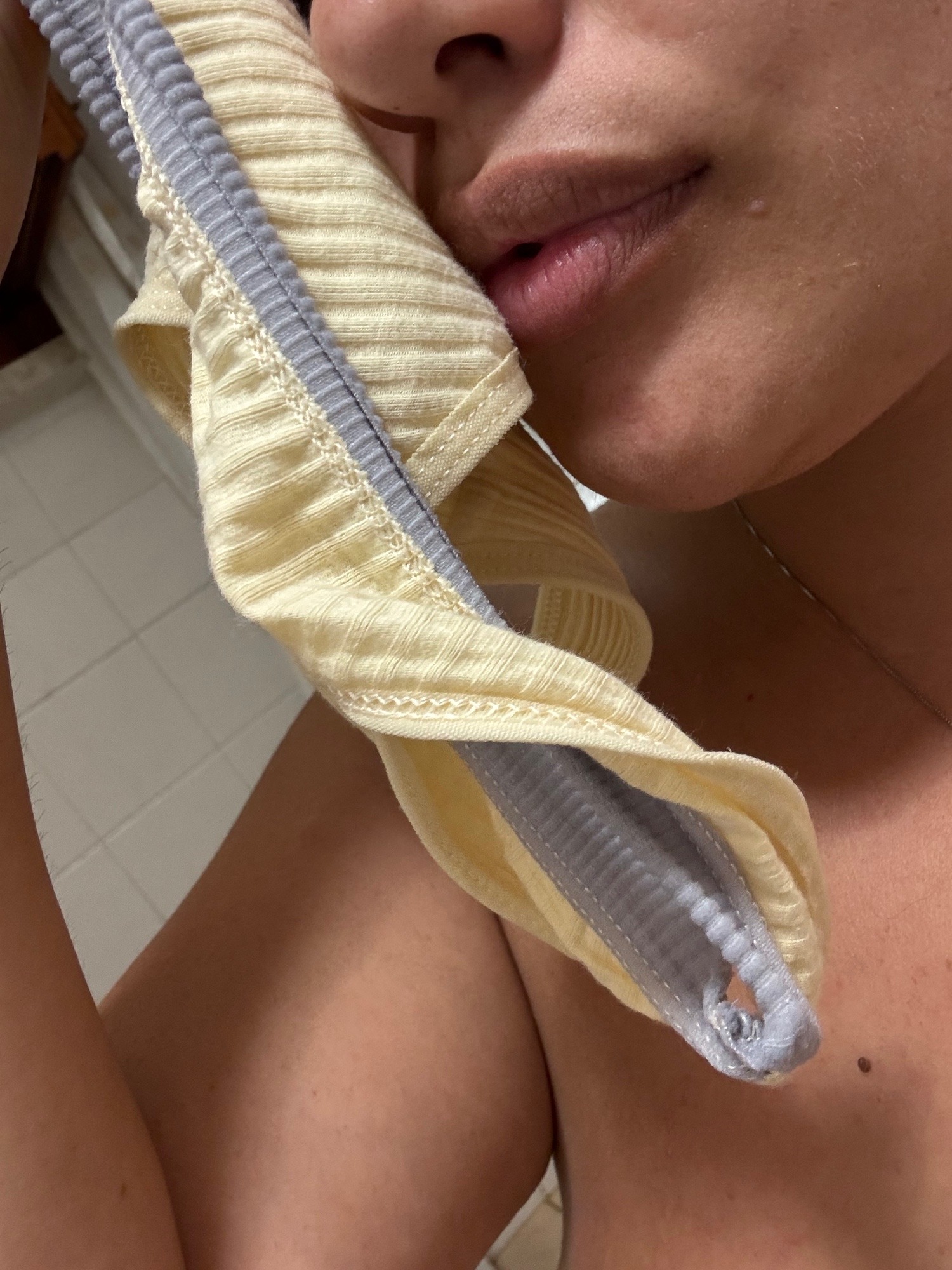 Yellow thongs – photo 2 of 2
