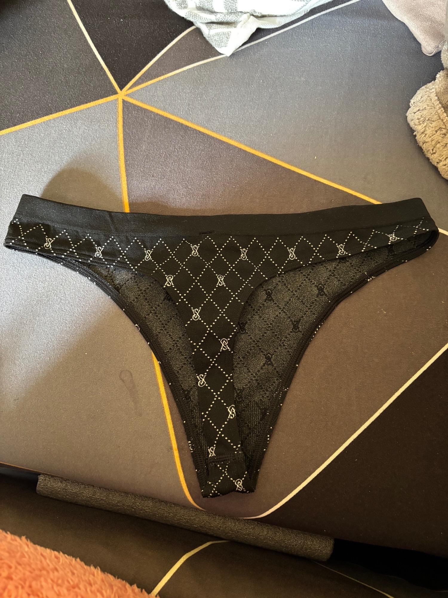 Black Victoria’s Secret thongs – photo 2 of 3