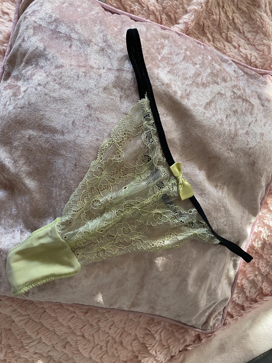 Je te vend mon string en dentelle jaune