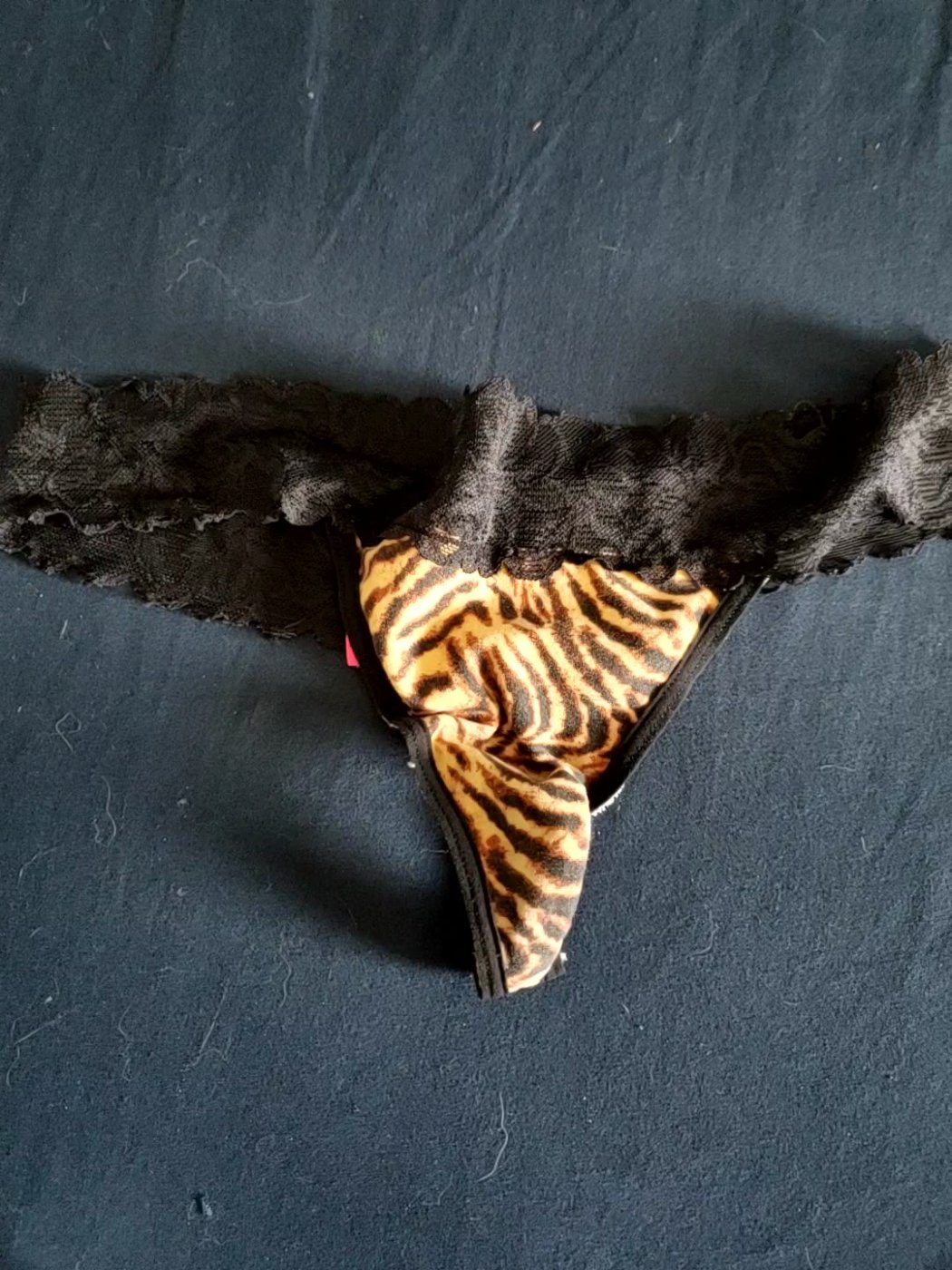 Tiger print thong 🖤🧡