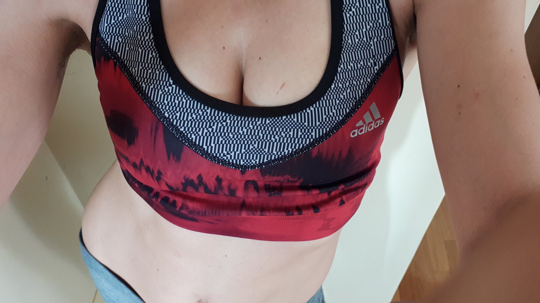 reggiseno sportivo sudato e spor…