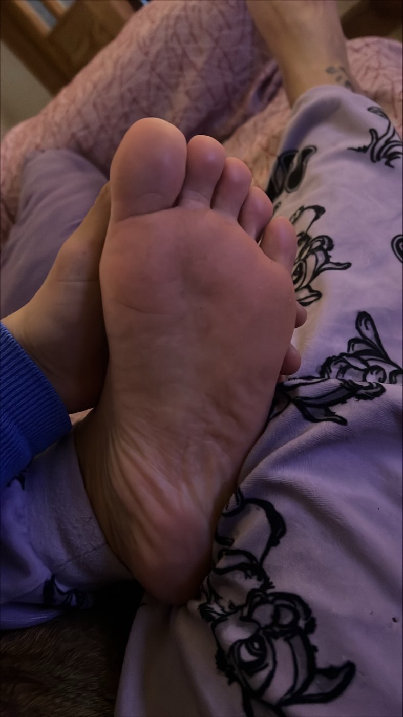 Chicas cosquillas en los pies – foto 3 de 3