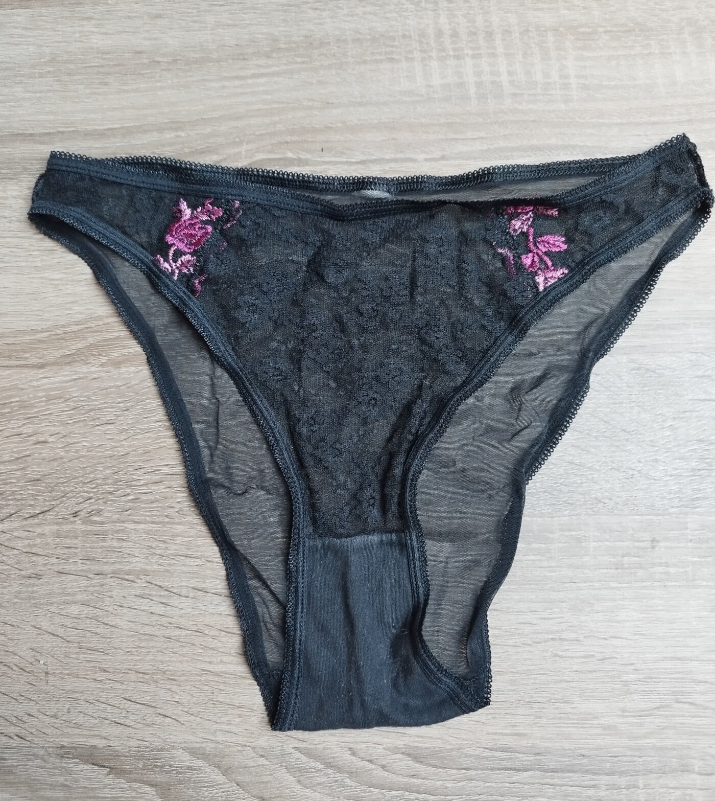 Mon tanga transparent souillés