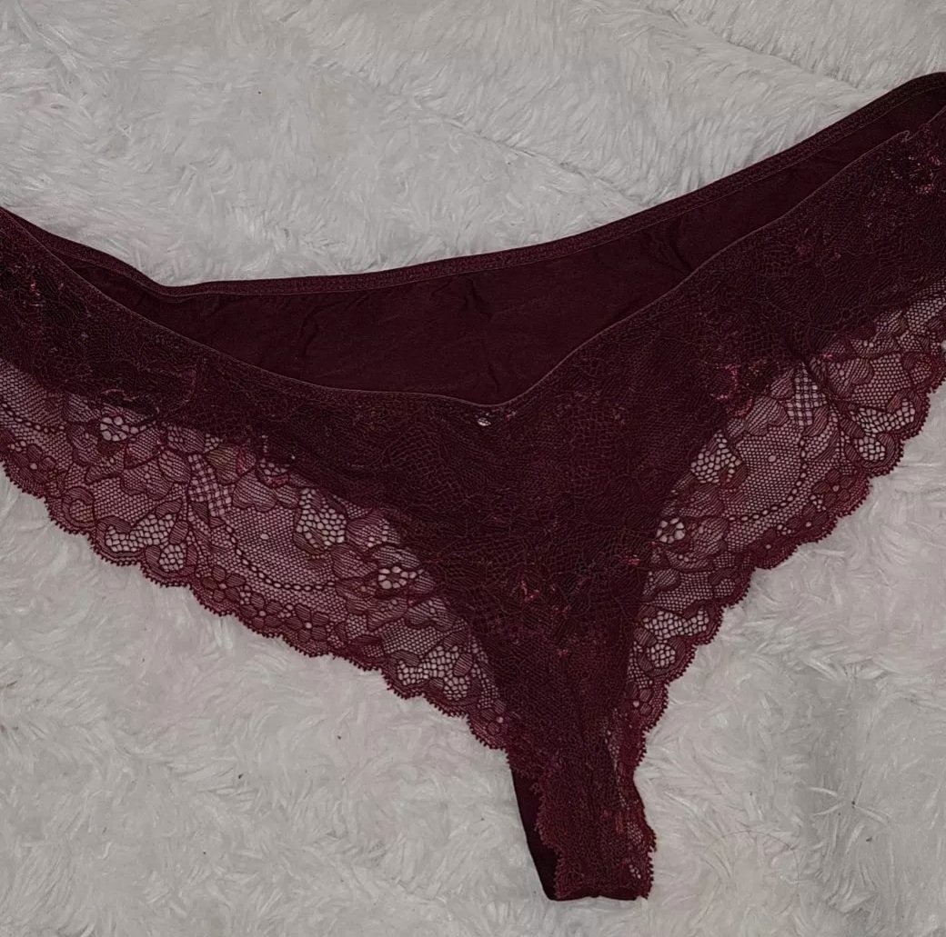 Mon tanga bordeaux tout mouillé