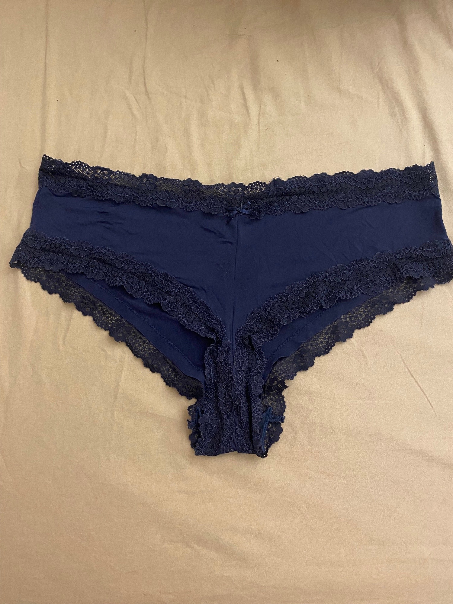 Tanga bleu — Sage en apparence, coquin en secret…
