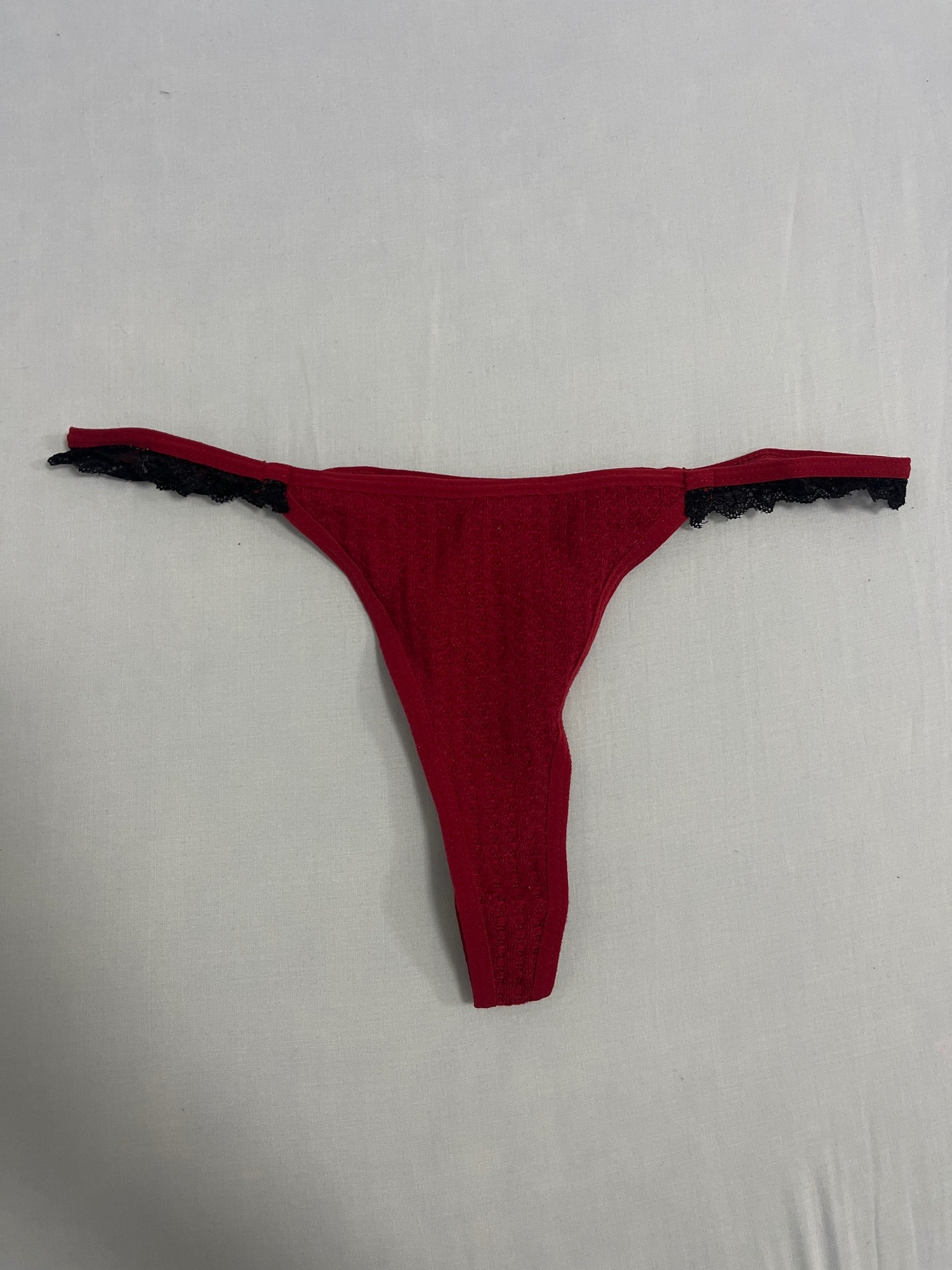 Tanga de encaje rojo y negro usado
