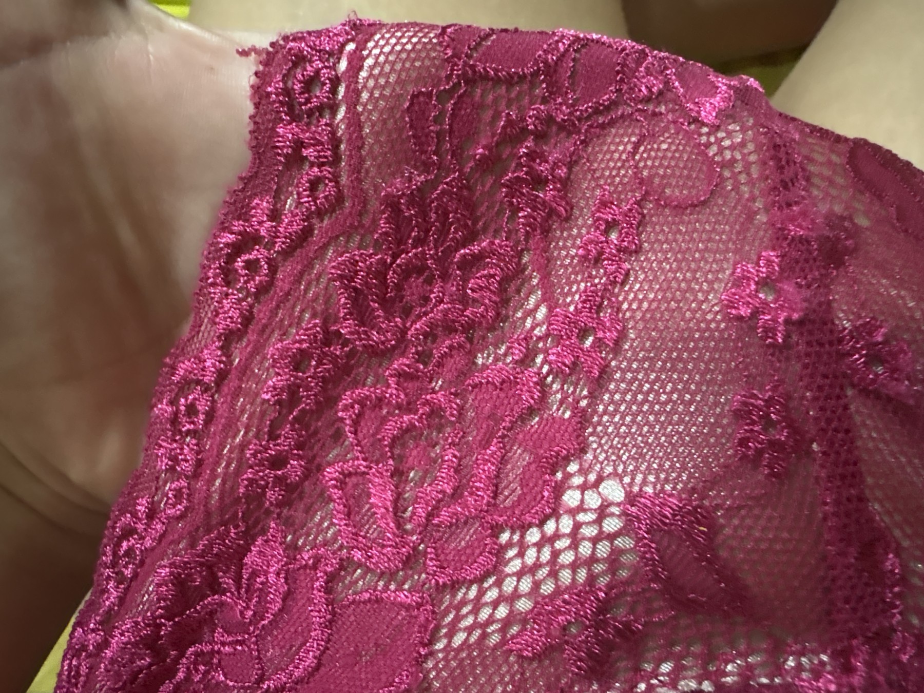 Tanga de encaje fucsia – foto 3 de 3