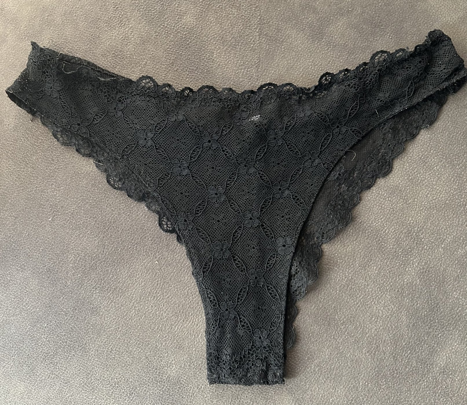 Tanga negro desgastado
