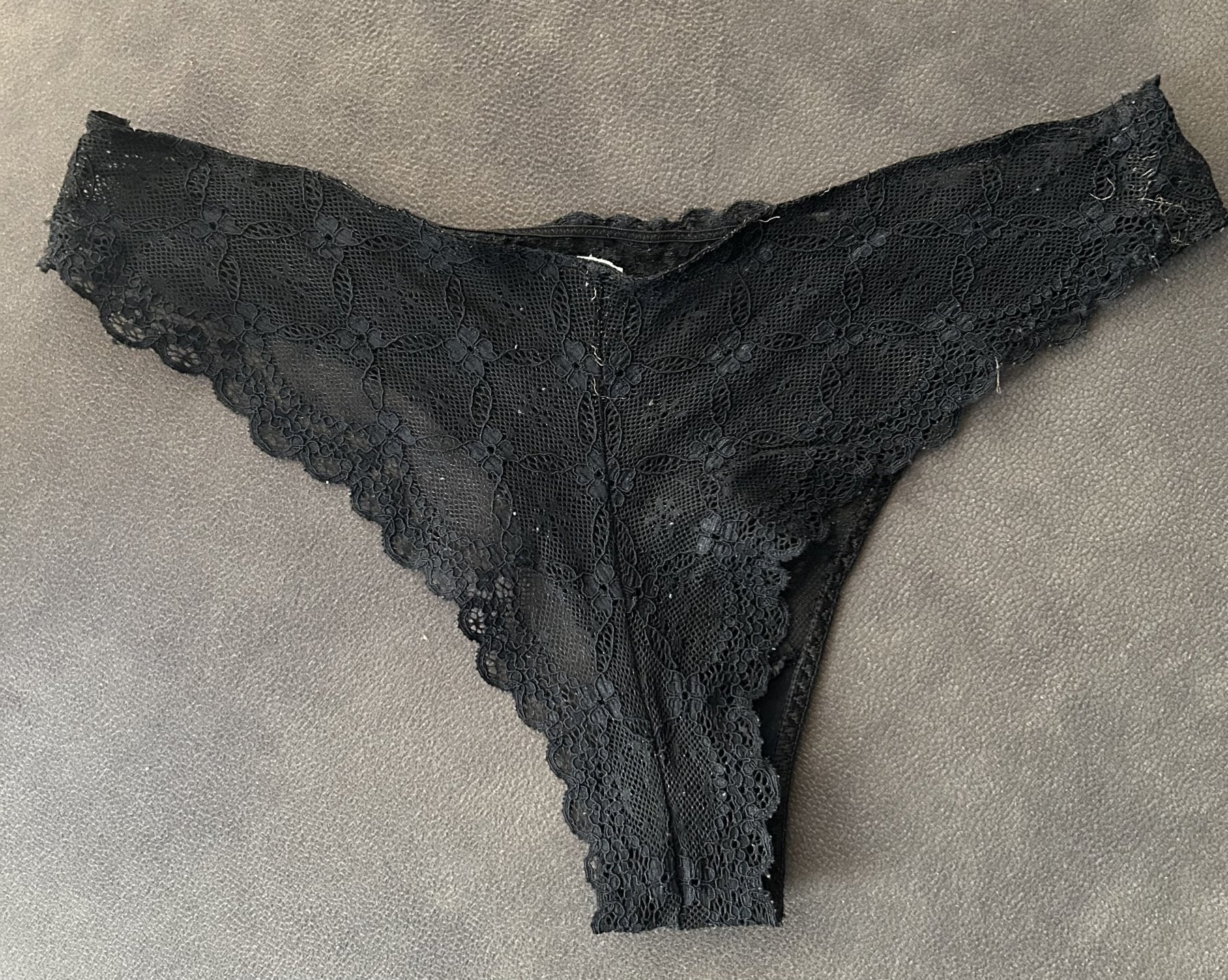 Tanga negro desgastado – foto 2 de 2