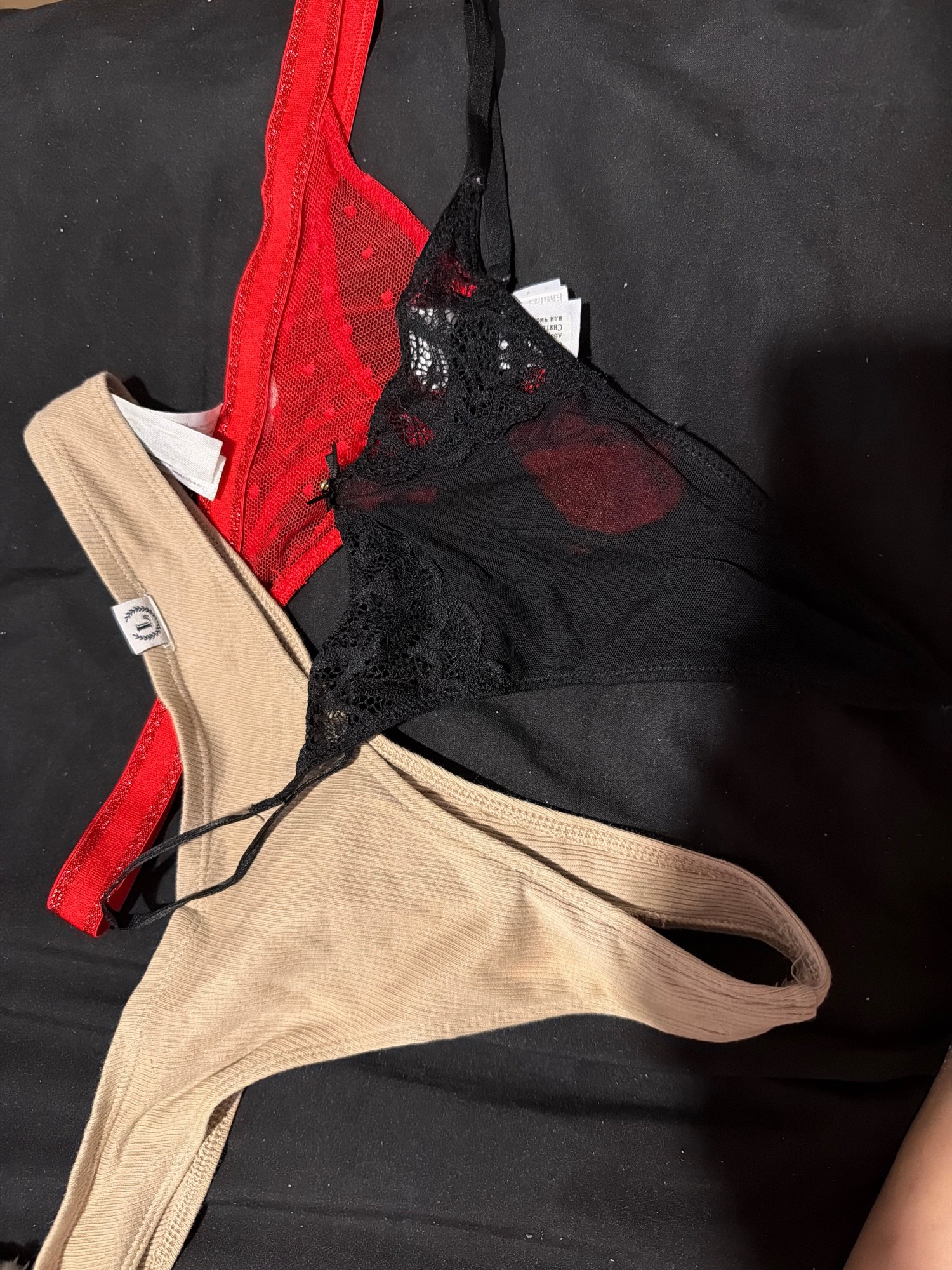 Pack / Lote de tangas de encaje (Rojo, Negro & Nude)