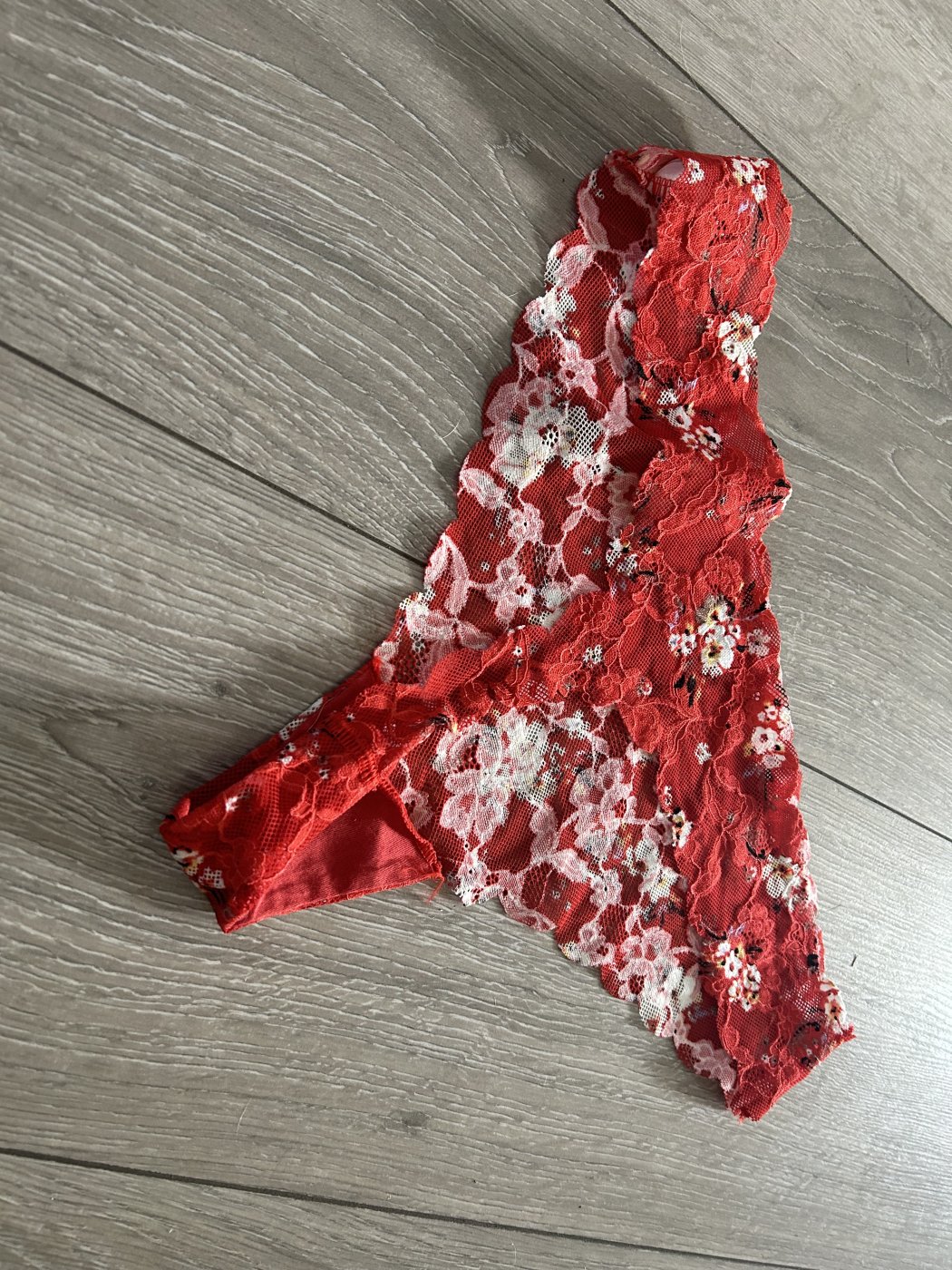 Red flower thong – photo 2 of 3