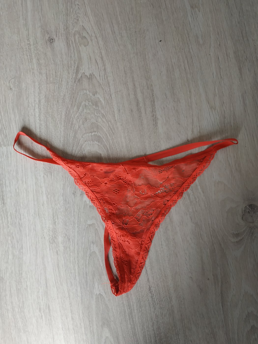 Mon petit string rouge en dentelle – photo 3 sur 3