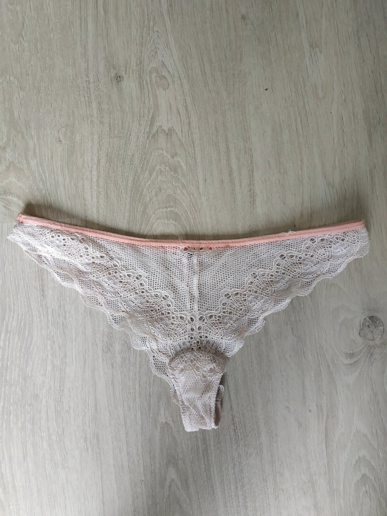 Mon petit string rose clair en dentelle – photo 3 sur 3