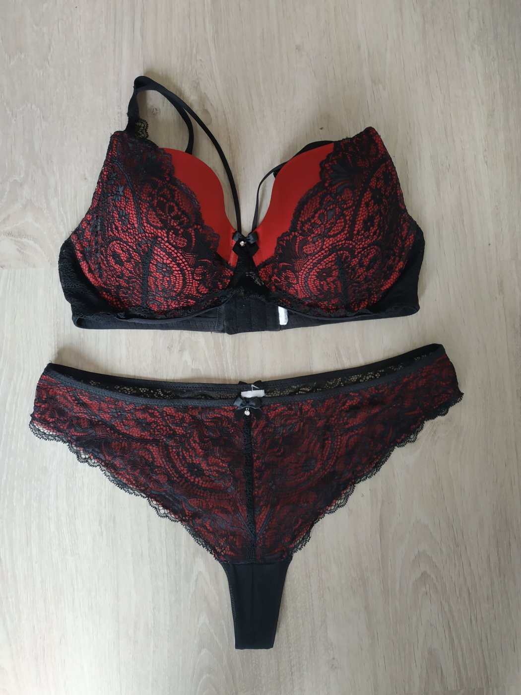 Mon petit ensemble rouge et noir sexy – photo 3 sur 3
