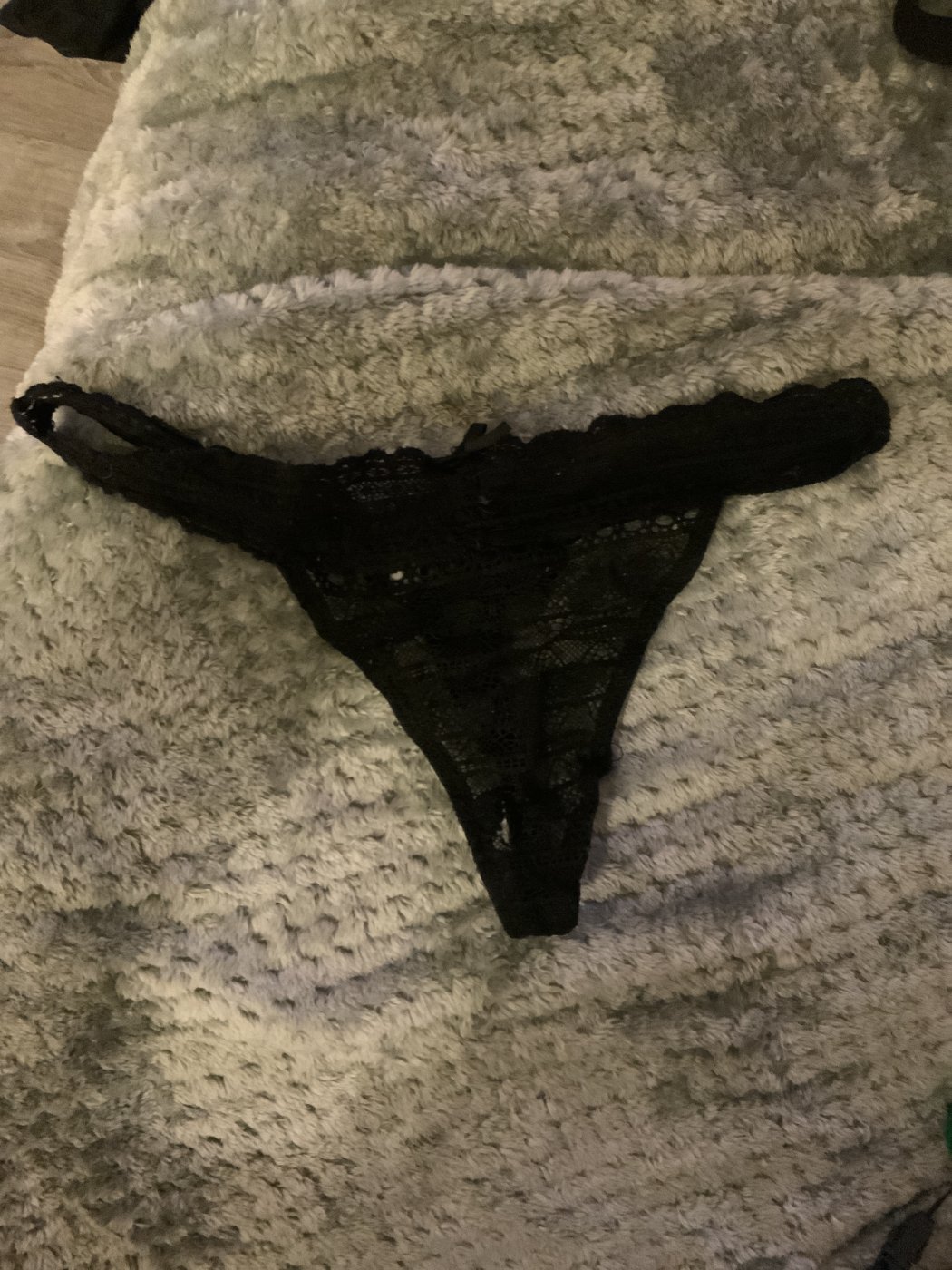 String dentelle noir