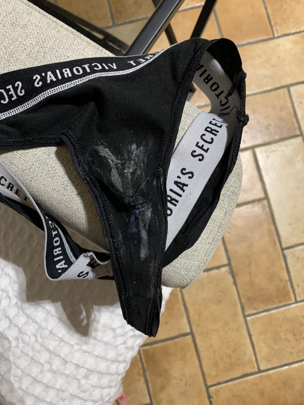 Mutandine perizoma nera di marca (victoria secret), piena del mio orgasmo, tenuta su un