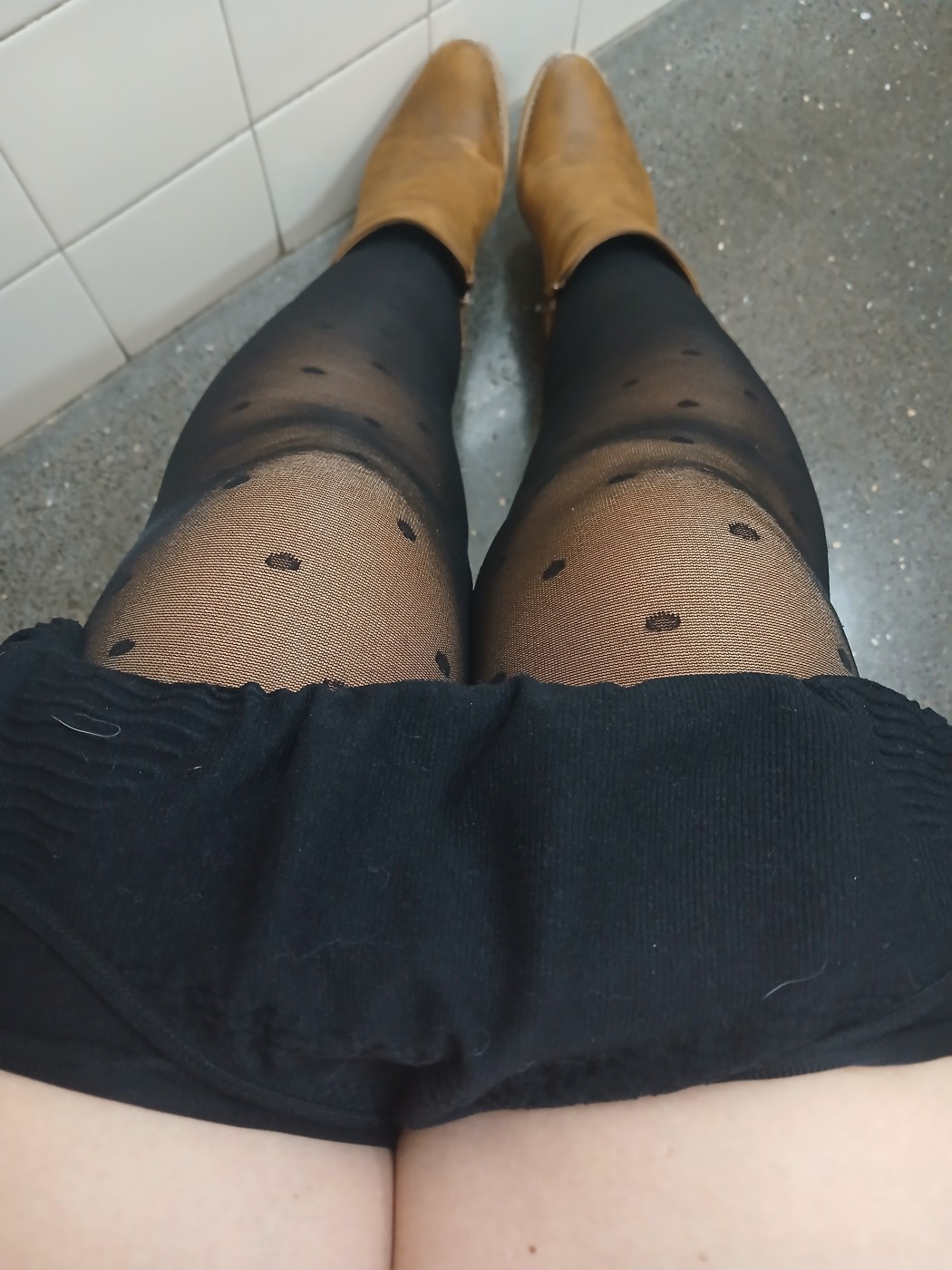 Braguita y medias negras usadas