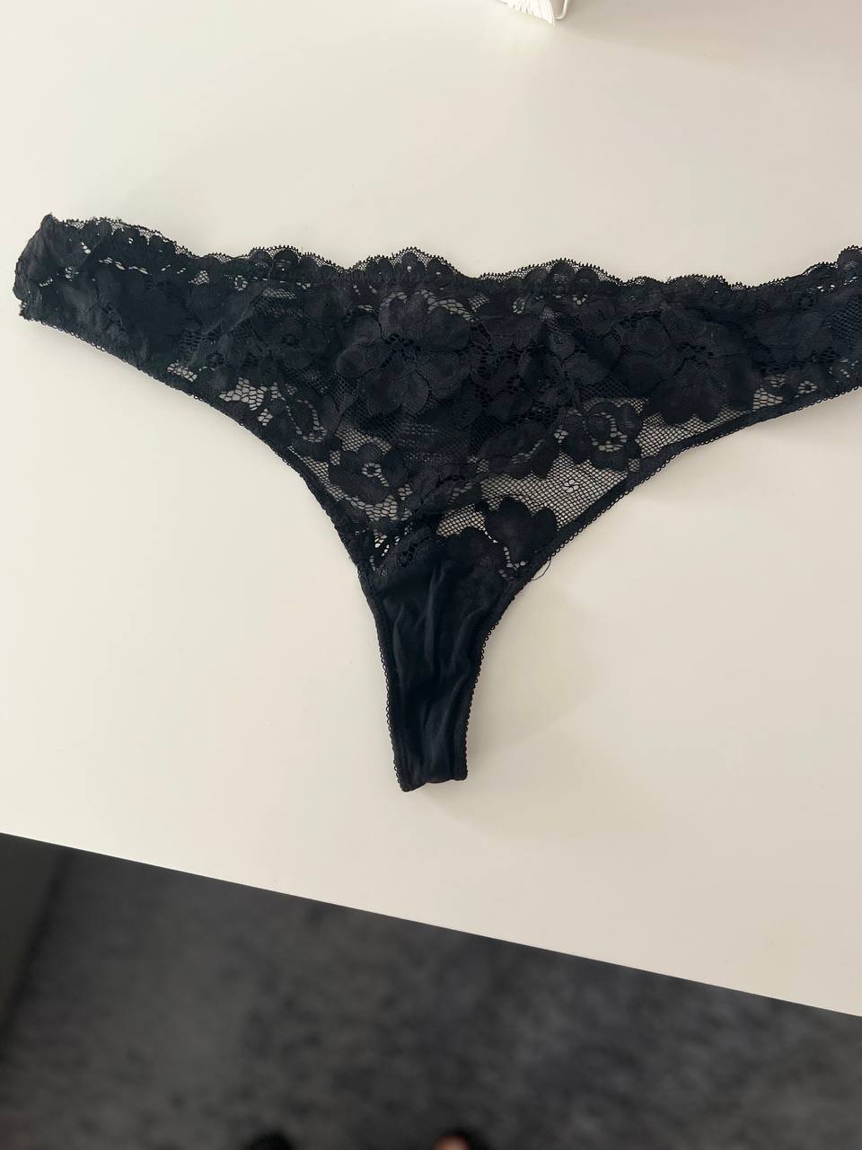 Tanga negro de encaje