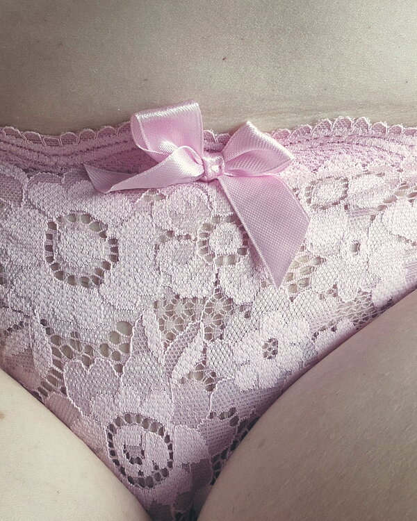Lacey pale pink bow thong